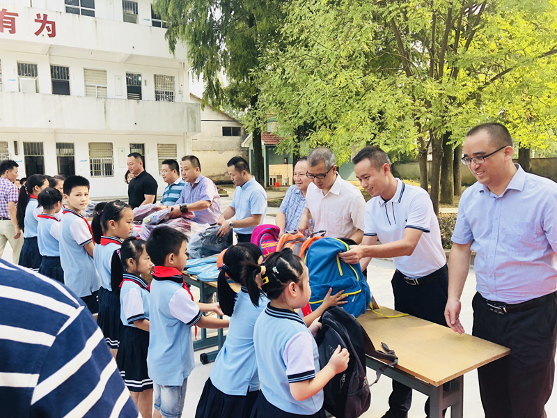 愛心助學點亮夢想&mdash;&mdash;安吉華都、華悅物業聯合開展愛心捐贈活動